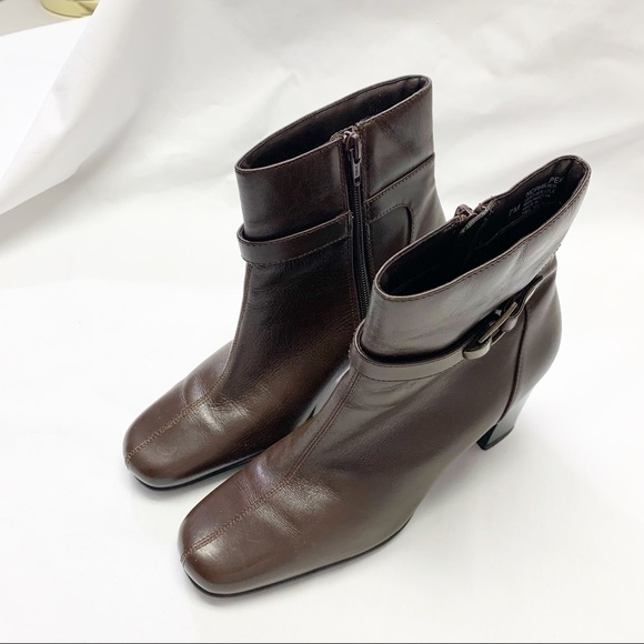 Nine & CO Women’s Brown Leather upper Ankle Bootie Size. 2 1/2 “ heel.  Good Con - Picture 6 of 9